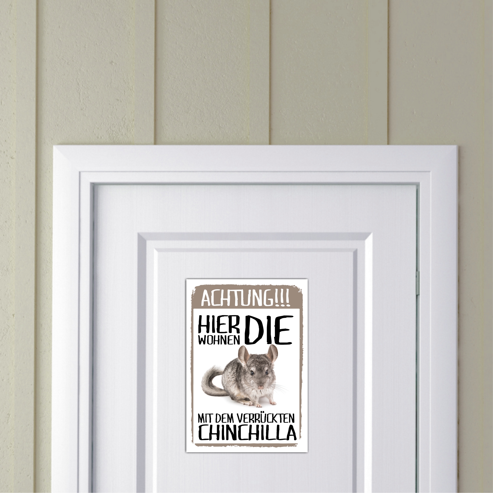 Hier wohnen die ... mit dem Verrückten Chinchilla  Türschild Warnschild Spruch Schild happy Design by Siviwonder