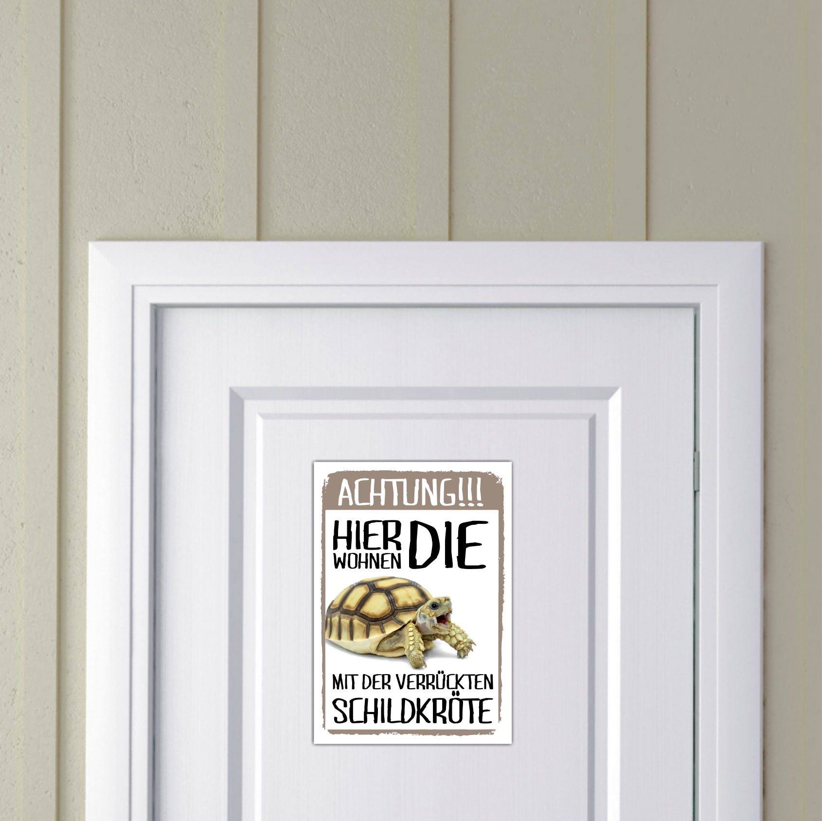 Hier wohnen die ... mit der Verrückten Schildkröte Türschild Warnschild Spruch Schild happy Design by Siviwonder