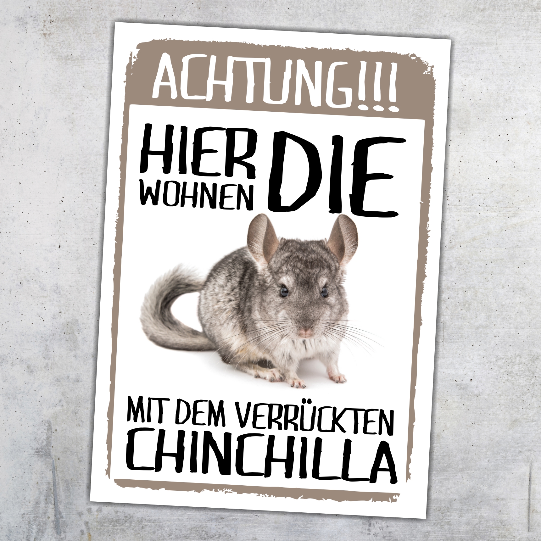 Hier wohnen die ... mit dem Verrückten Chinchilla  Türschild Warnschild Spruch Schild happy Design by Siviwonder