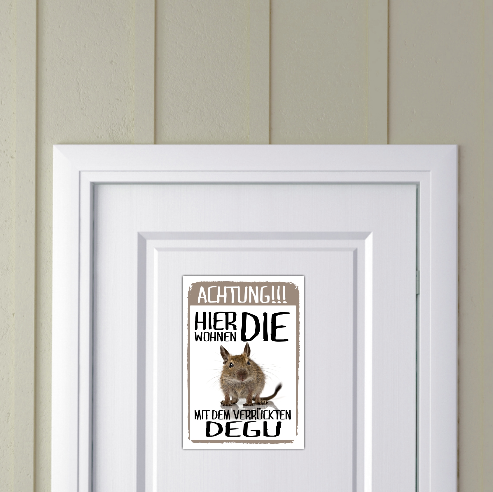 Hier wohnen die ... mit dem Verrückten Degu  Türschild Warnschild Spruch Schild happy Design by Siviwonder