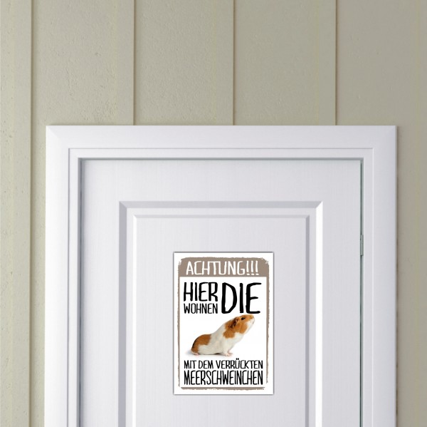 Hier wohnen die ... mit dem Verrückten Meerschweinchen Türschild Warnschild Spruch Schild happy Design by Siviwonder