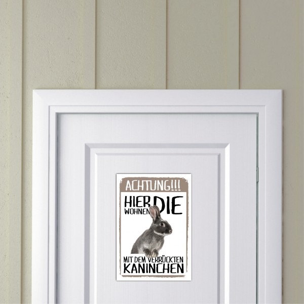 Hier wohnen die ... mit dem Verrückten Kaninchen Türschild Warnschild Spruch Schild happy Design by Siviwonder