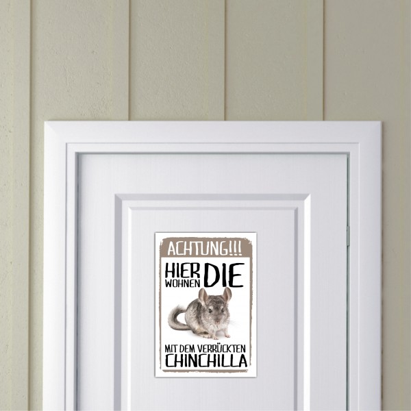 Hier wohnen die ... mit dem Verrückten Chinchilla Türschild Warnschild Spruch Schild happy Design by Siviwonder