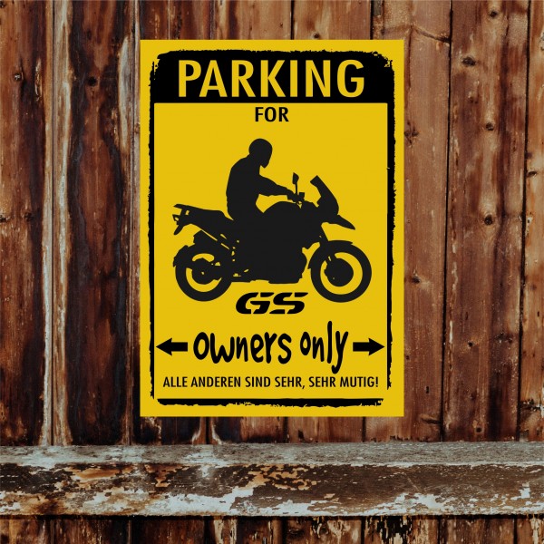 Motorrad Privatparkplatz parken verboten. Privatparkplatz Privatgrundstück Hinweisschild Parkplatz freihalten